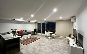 Dana-Cozy Apartment With Shared Entry In The City